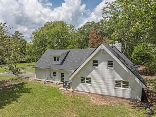 back of house featuring a lawn