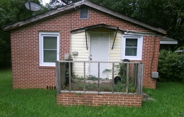 view of front of house featuring a front yard