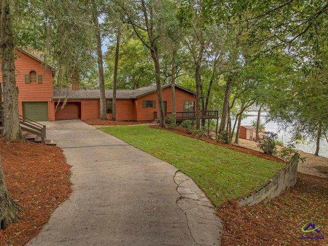 view of front of property featuring a front lawn and a garage