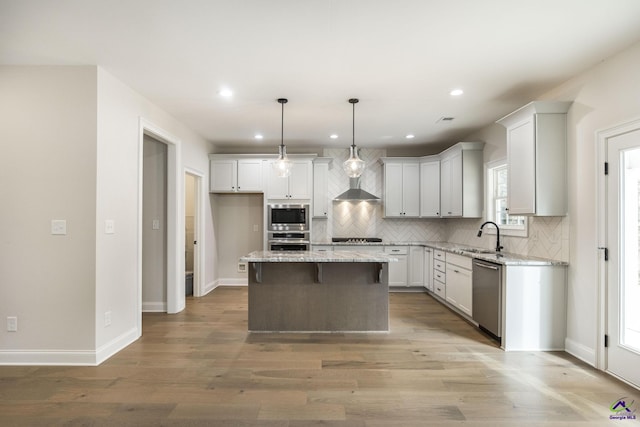 202 Bella Notte Cir, Warner Robins, GA 31088 - kitchen with a center island, a sink, backsplash, appliances with stainless steel finishes, and recessed lighting
