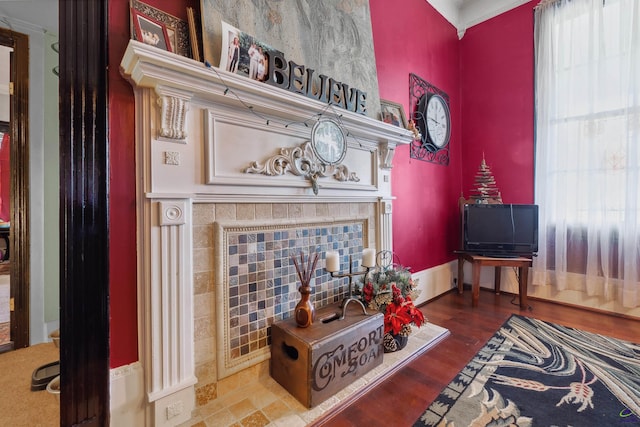 living room with wood-type flooring and crown molding