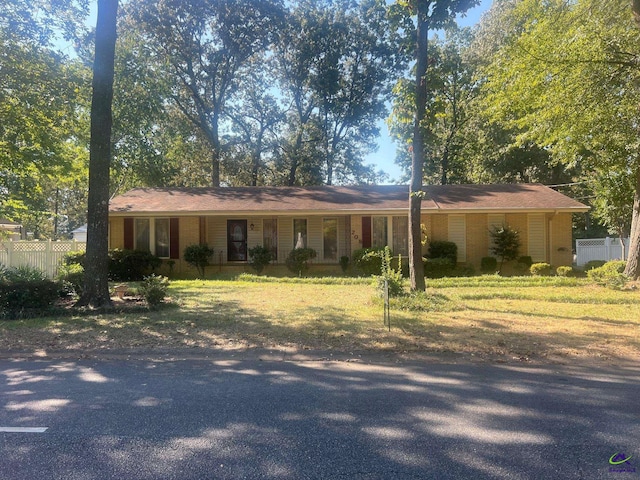 ranch-style house featuring a porch