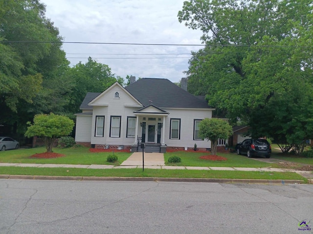 view of front of house featuring a front lawn