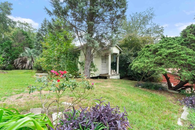 view of yard with an outbuilding