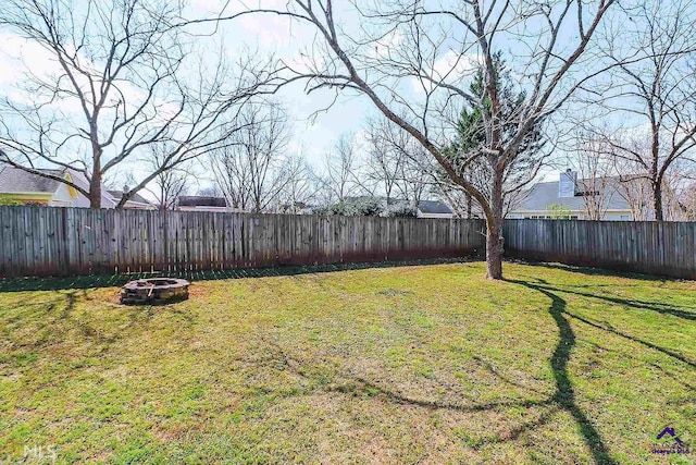 view of yard featuring a fire pit