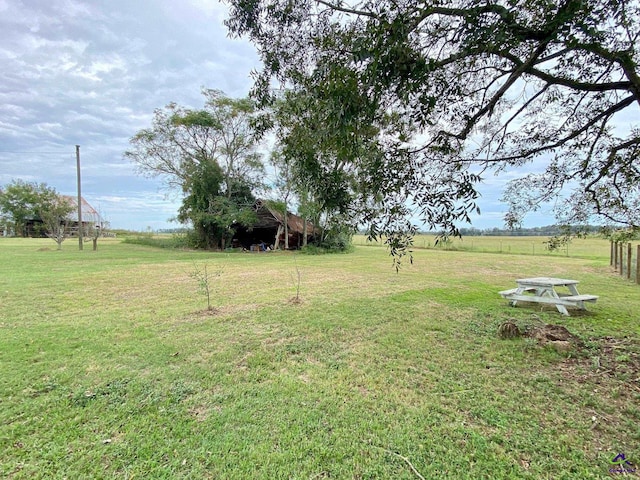 view of yard featuring a rural view