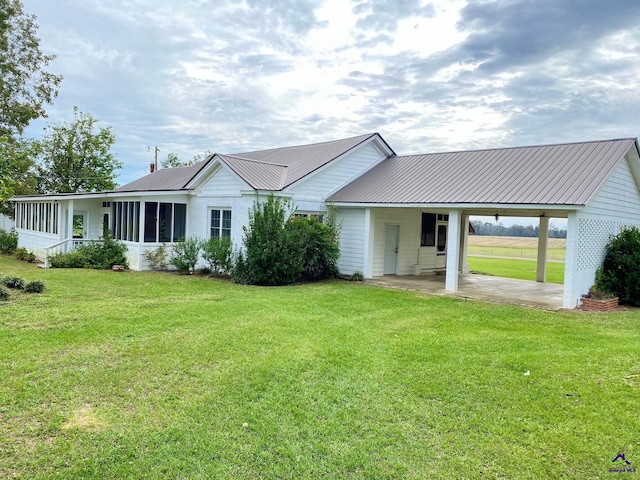 view of front of home featuring a front yard