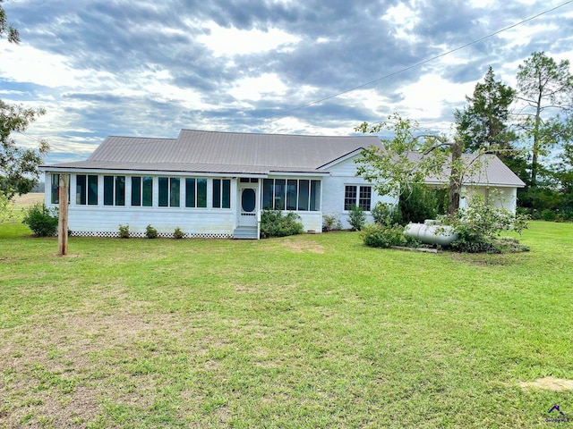 ranch-style house featuring a front yard