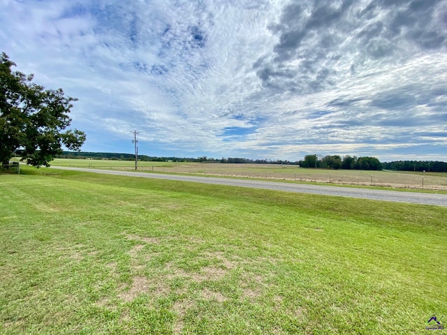 view of yard featuring a rural view