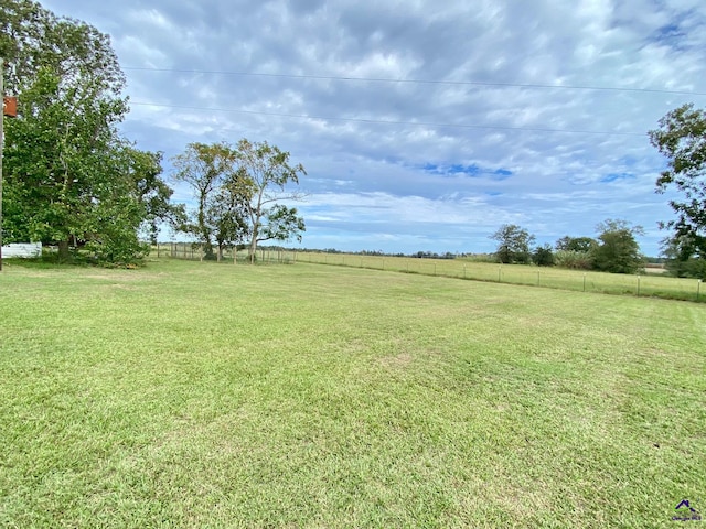 view of yard featuring a rural view