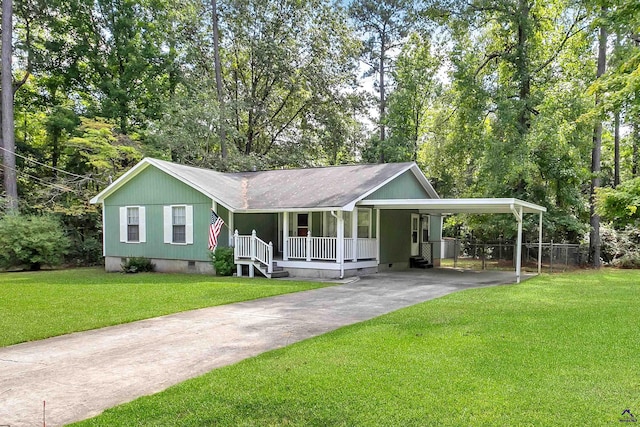 view of front of property featuring a front lawn and a porch