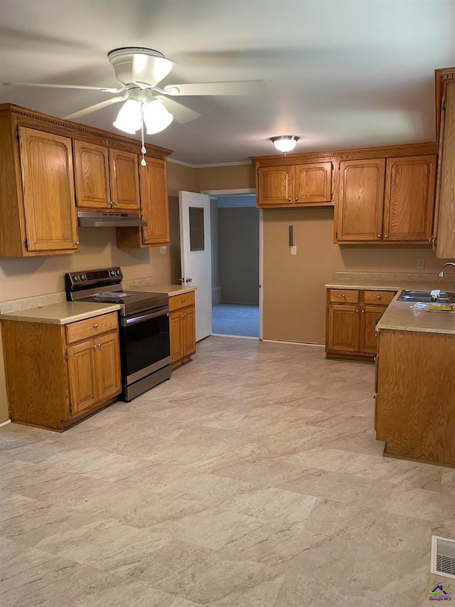 kitchen featuring stainless steel range with electric cooktop, crown molding, sink, and ceiling fan