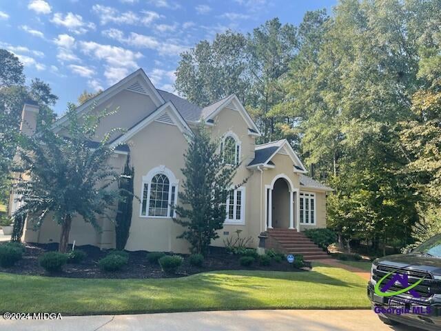 view of front of property featuring a front lawn