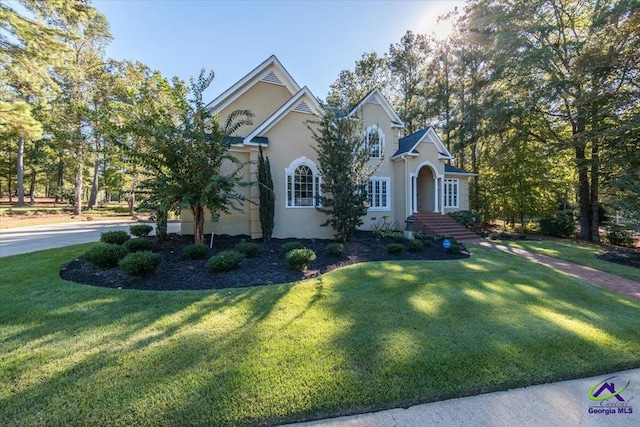 view of front of property featuring a front lawn