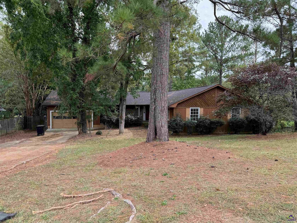 ranch-style home featuring a front lawn and a garage