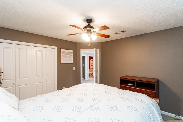 bedroom featuring a closet, a textured ceiling, and ceiling fan