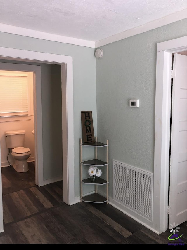5415 Beulah Ave, Eastman, GA 31023 - corridor featuring dark wood-style floors and a textured wall