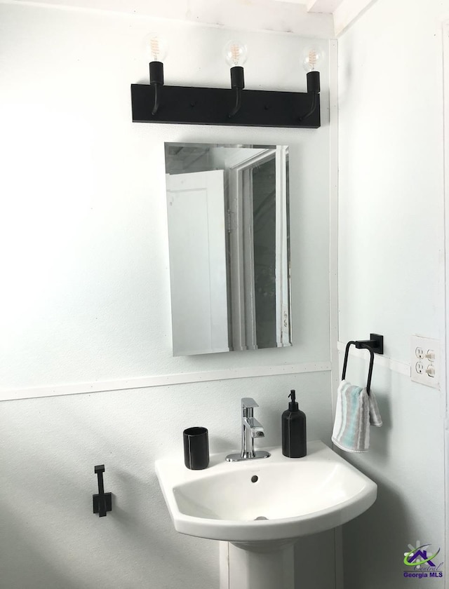 5415 Beulah Ave, Eastman, GA 31023 - bathroom featuring a sink