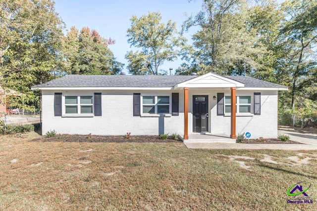 ranch-style home featuring a front lawn