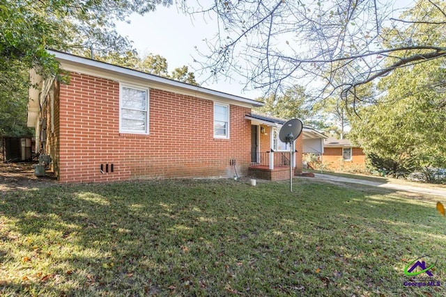 view of front facade with a front yard