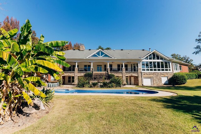 view of swimming pool featuring a yard