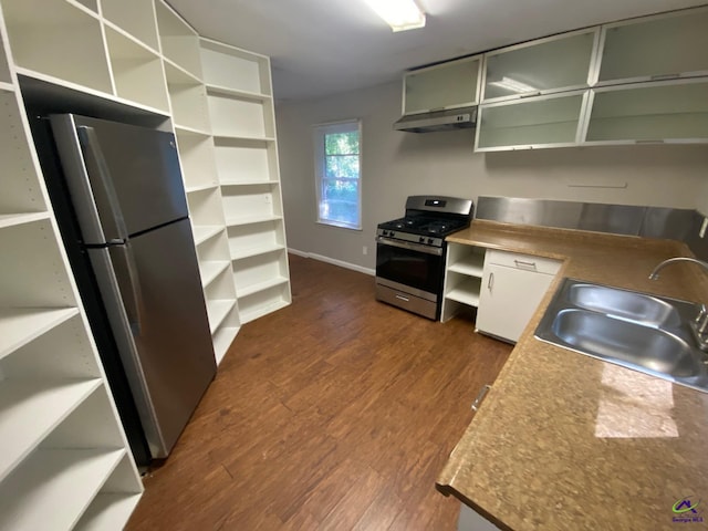 kitchen with sink, appliances with stainless steel finishes, dark wood-type flooring, and white cabinets