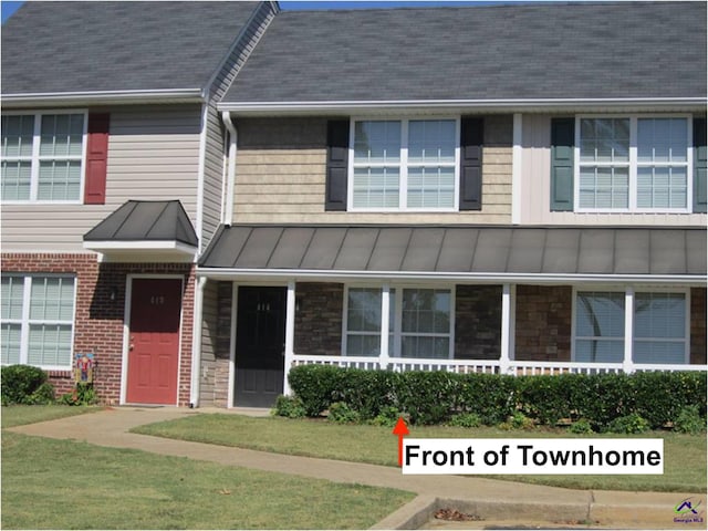 view of property featuring a front lawn