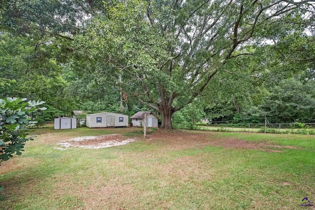 view of yard with a storage shed