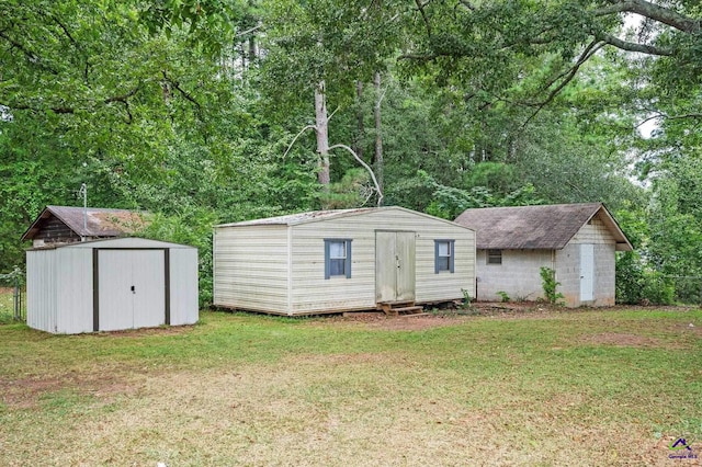 exterior space featuring a lawn