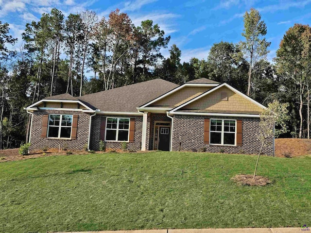 craftsman inspired home featuring a front yard