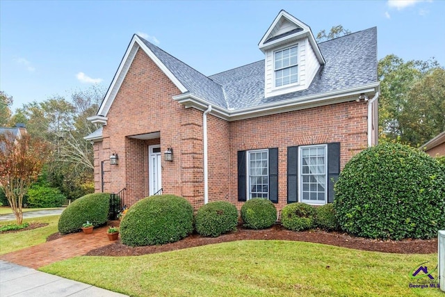 view of front of property featuring a front yard