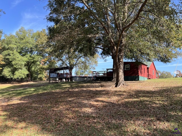 view of yard featuring an outdoor structure