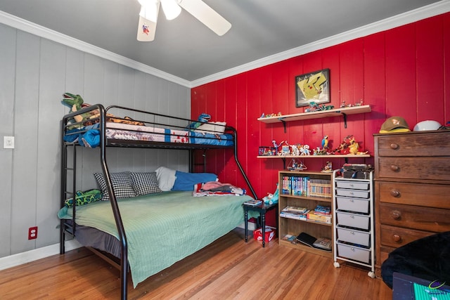 bedroom featuring light hardwood / wood-style floors, ceiling fan, and crown molding