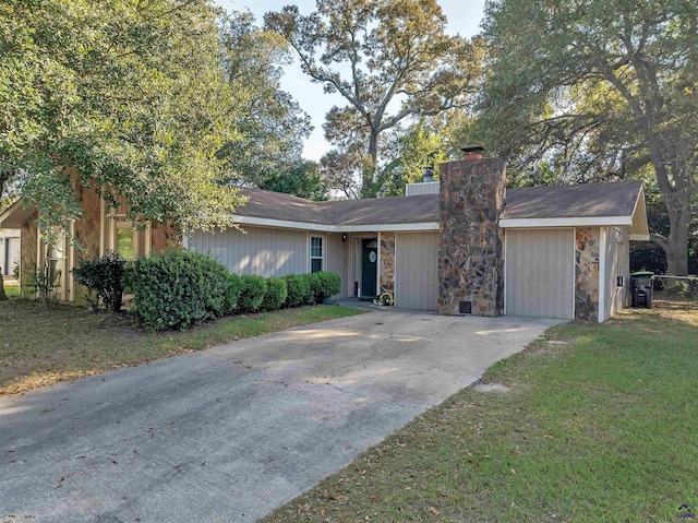 single story home featuring a front yard