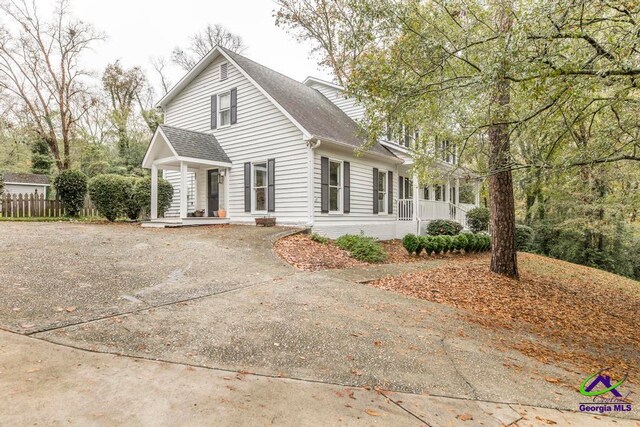 view of front of property featuring a porch