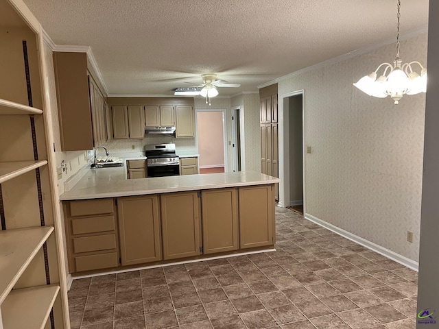 kitchen featuring decorative light fixtures, a textured ceiling, kitchen peninsula, stainless steel range oven, and ceiling fan with notable chandelier