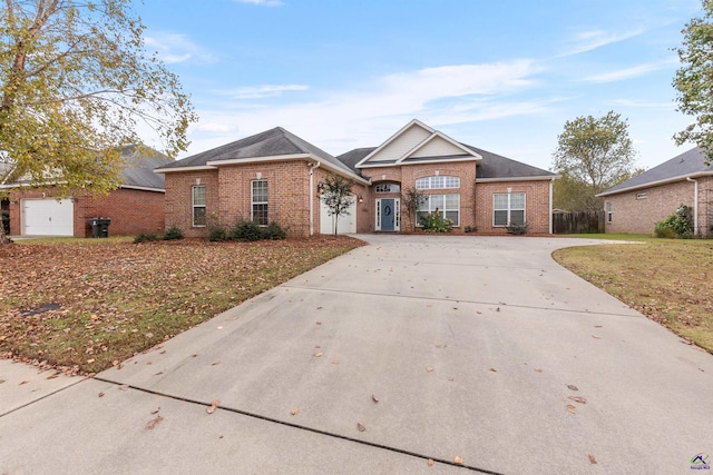 single story home featuring a front lawn