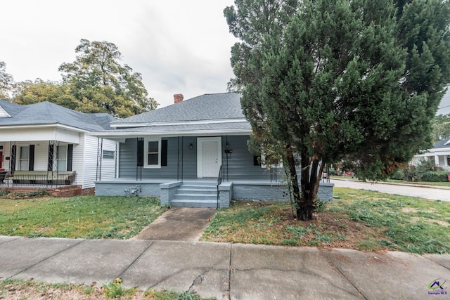 view of front of house featuring a porch and a front yard