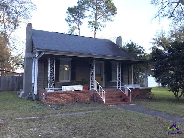 view of front facade with a porch and a front yard