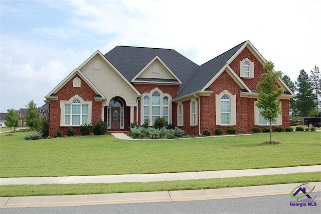 view of front of house featuring a front lawn