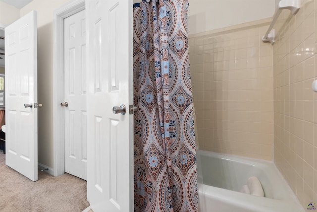 bathroom with shower / tub combo with curtain