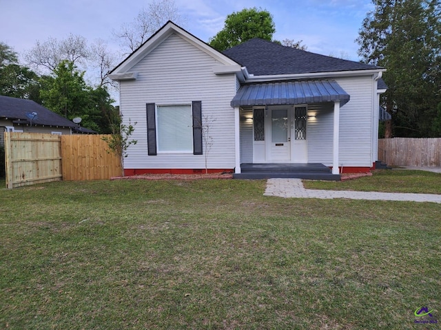 bungalow-style home featuring a front lawn