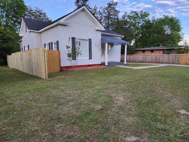 view of front facade with a front yard