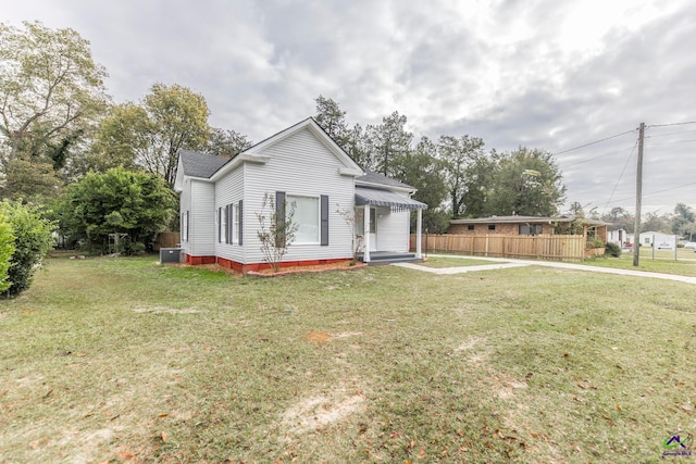 view of front facade featuring a front lawn