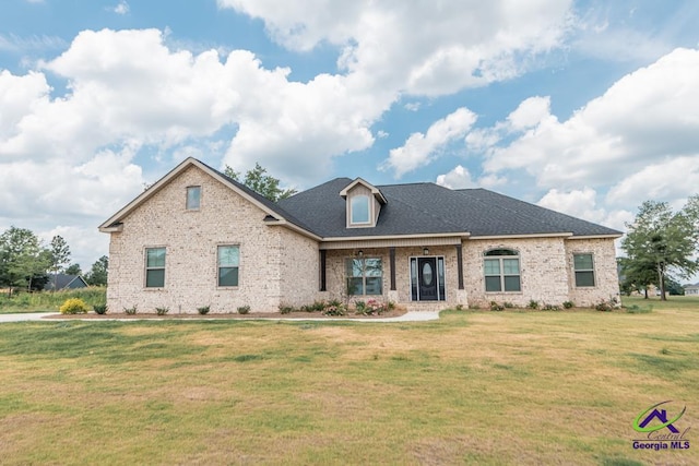 view of front facade featuring a front lawn