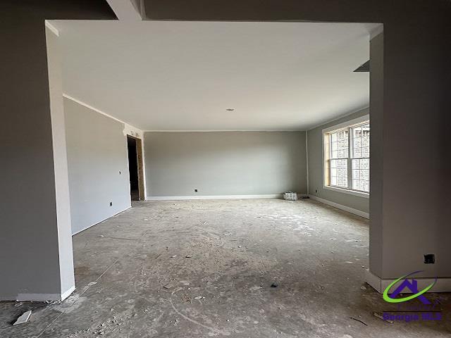 empty room featuring baseboards