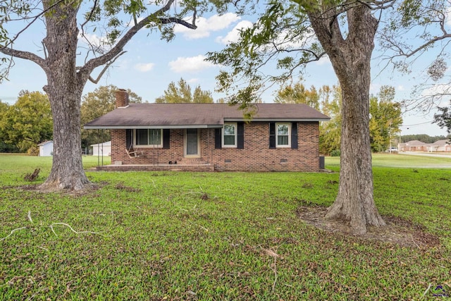 ranch-style home featuring a front lawn