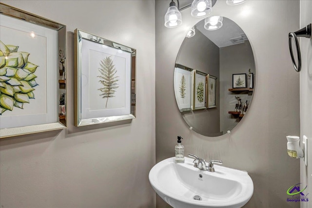 bathroom featuring sink