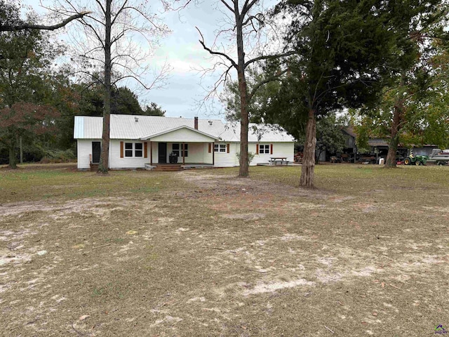 single story home with a front lawn