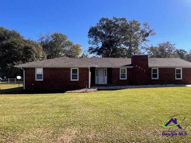 single story home featuring a front lawn